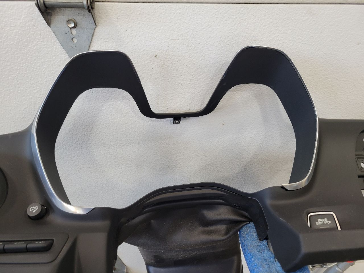 2018 CAMARO CLUSTER DASH BEZEL TRIM W/START BUTT 26555 - image 3
