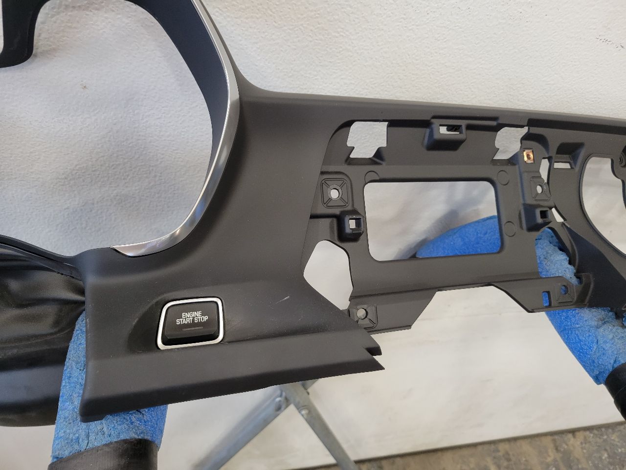 2018 CAMARO CLUSTER DASH BEZEL TRIM W/START BUTT 26555 - image 5