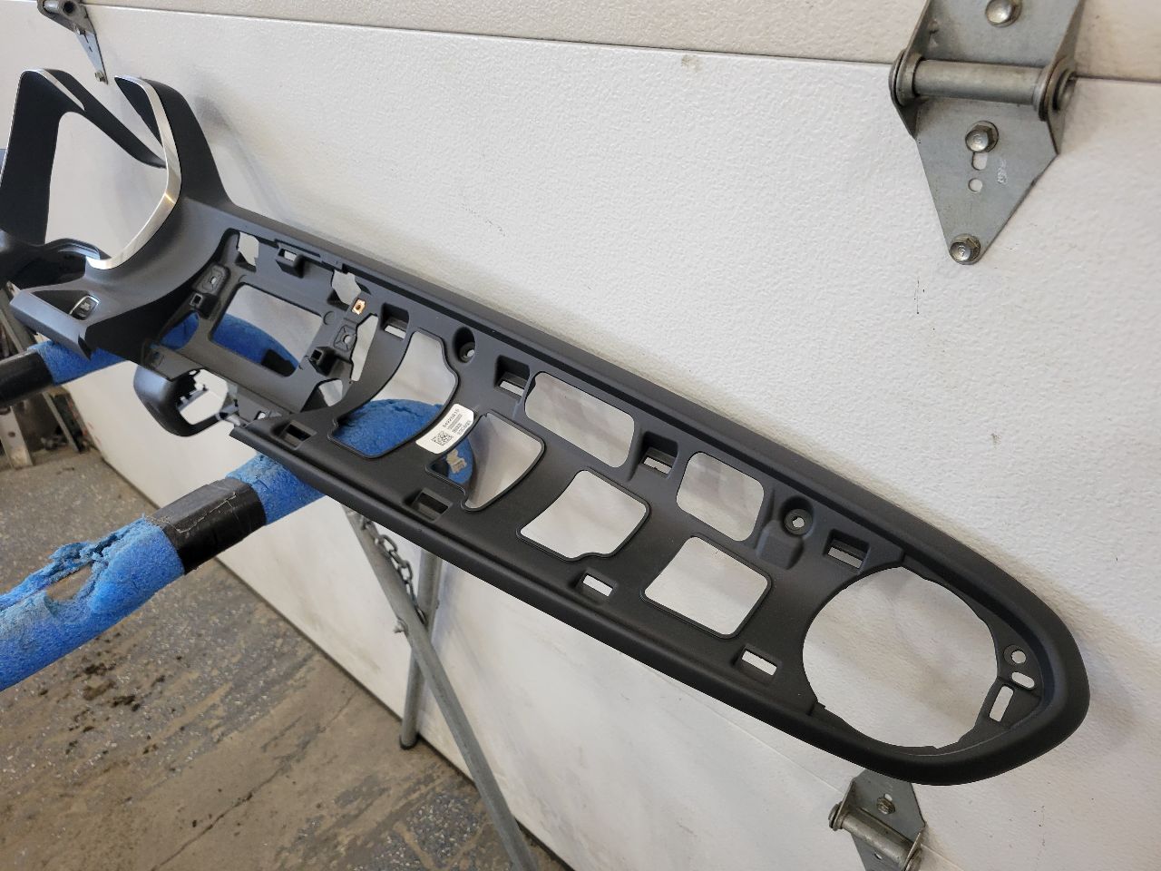 2018 CAMARO CLUSTER DASH BEZEL TRIM W/START BUTT 26555 - image 7