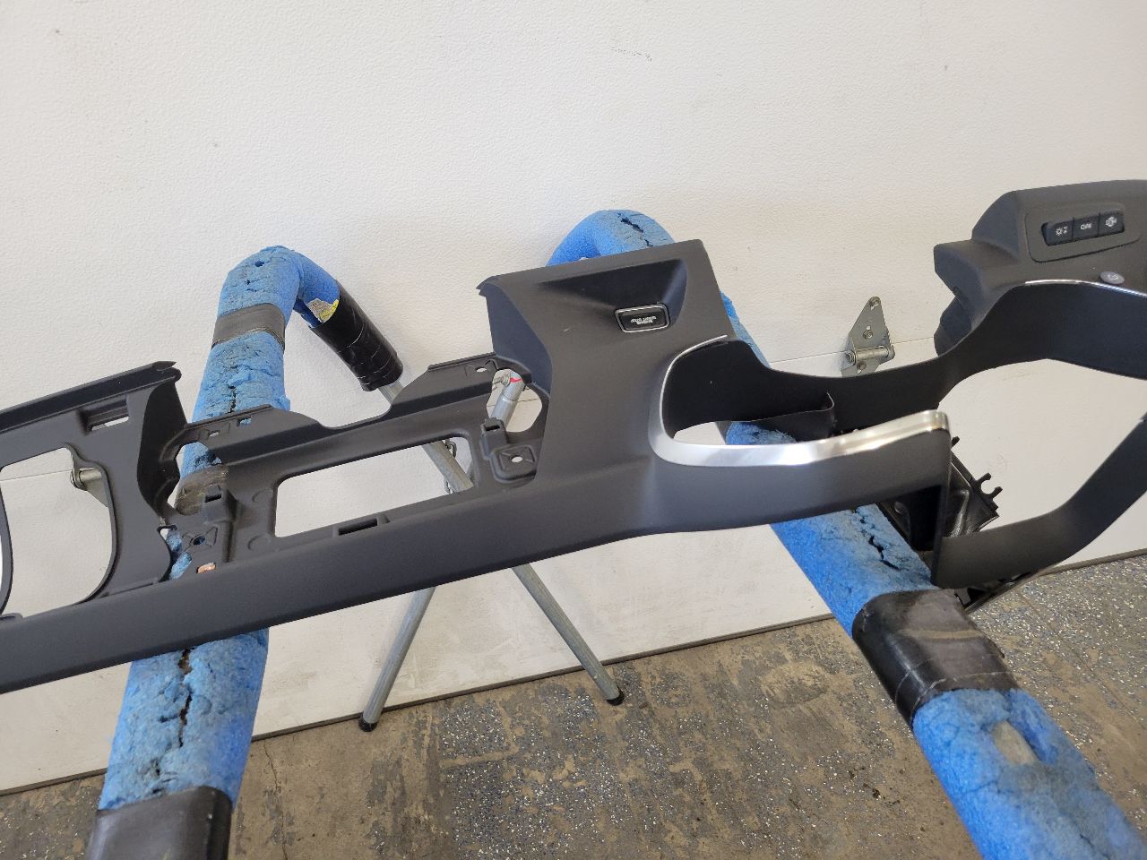 2018 CAMARO CLUSTER DASH BEZEL TRIM W/START BUTT 26555 - image 10