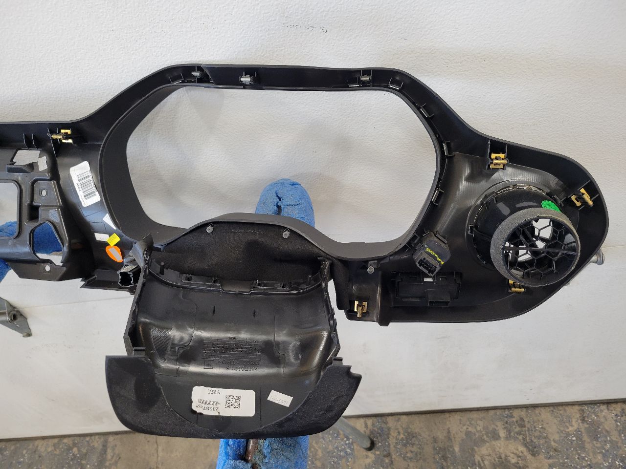 2018 CAMARO CLUSTER DASH BEZEL TRIM W/START BUTT 26555 - image 12
