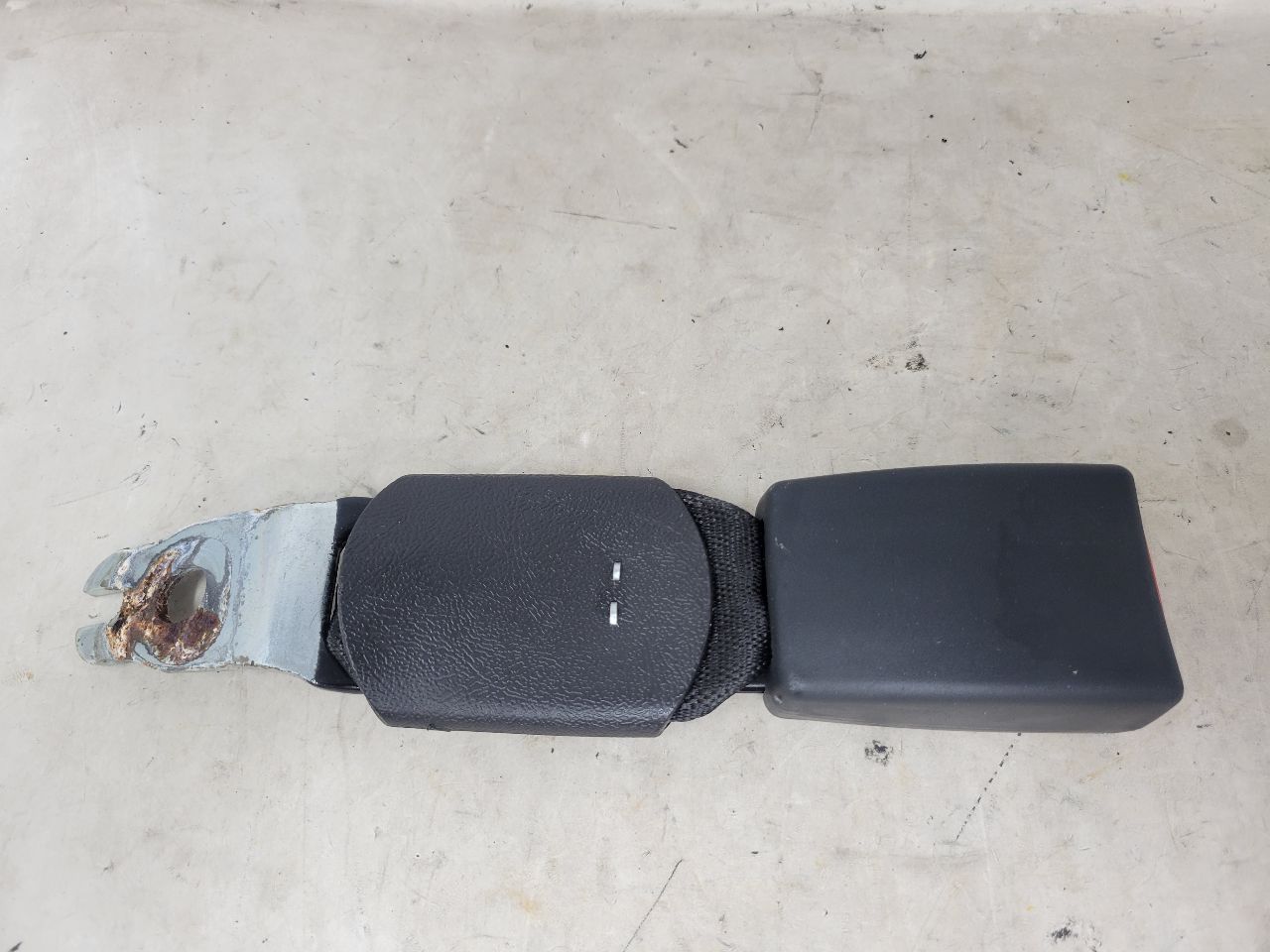 2018 CAMARO REAR SEAT BELT BUCKLE 84002412 26574 - image 1