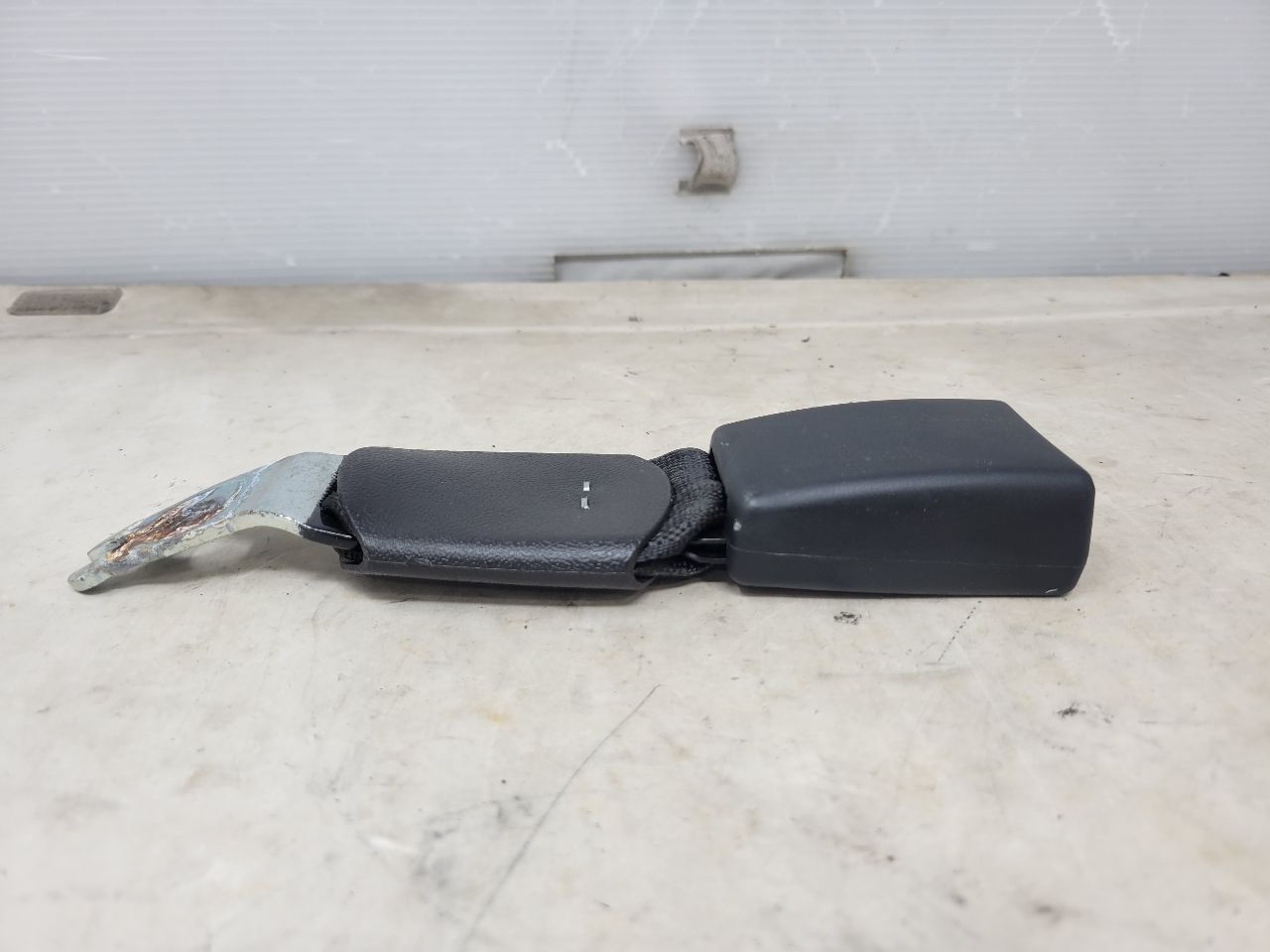 2018 CAMARO REAR SEAT BELT BUCKLE 84002412 26574 - image 2