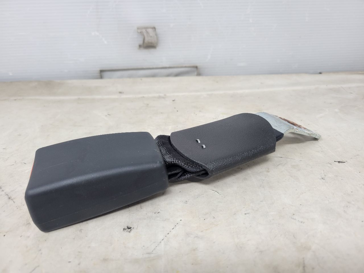 2018 CAMARO REAR SEAT BELT BUCKLE 84002412 26574 - image 4