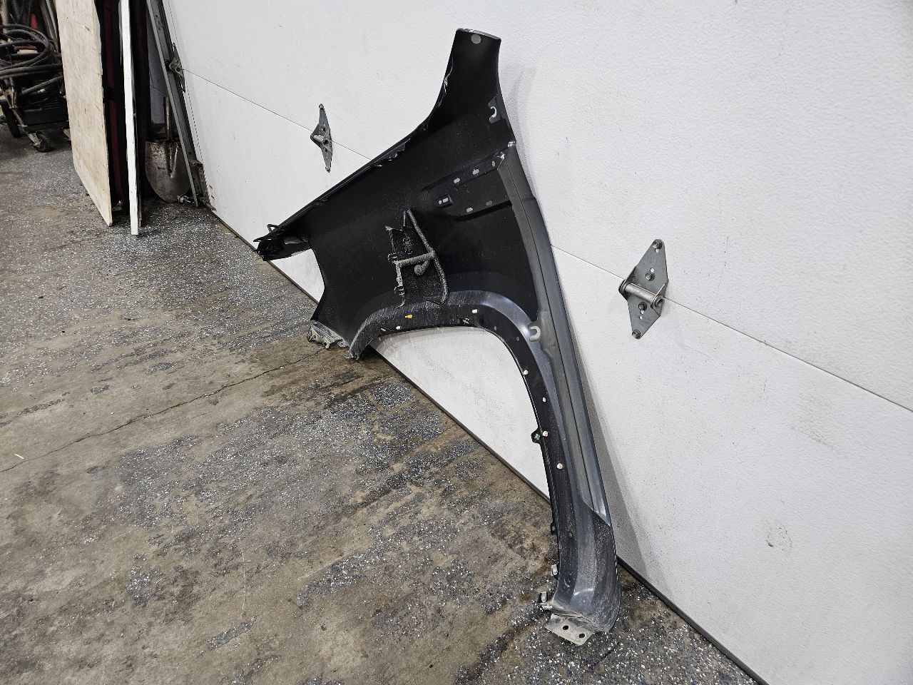 2021 SIERRA150 RH FENDER DARK SHADOW MET 6D1 3D.05 26630 - image 14