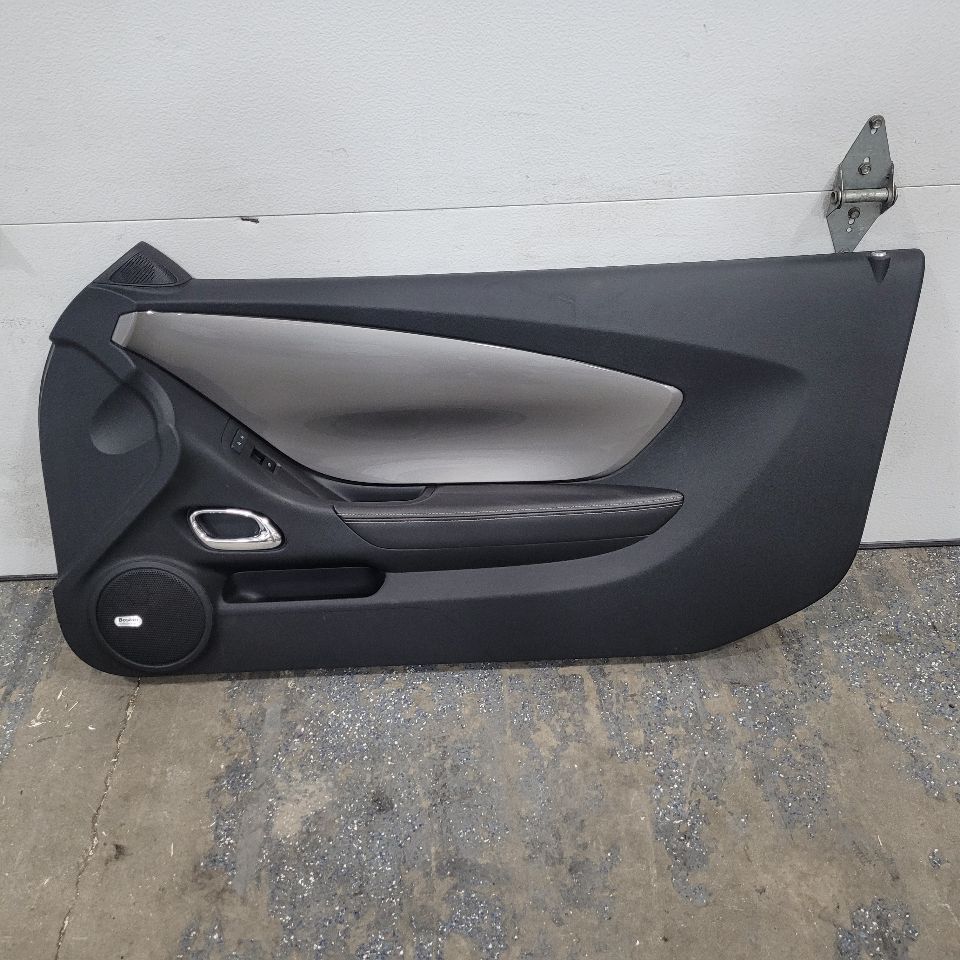 2013 CAMARO RH FRONT DOOR PANEL BLACK SILVER ABL 26892 - image 1