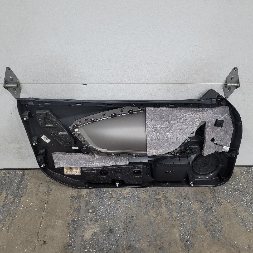 2013 CAMARO RH FRONT DOOR PANEL BLACK SILVER ABL 26892 - image 5