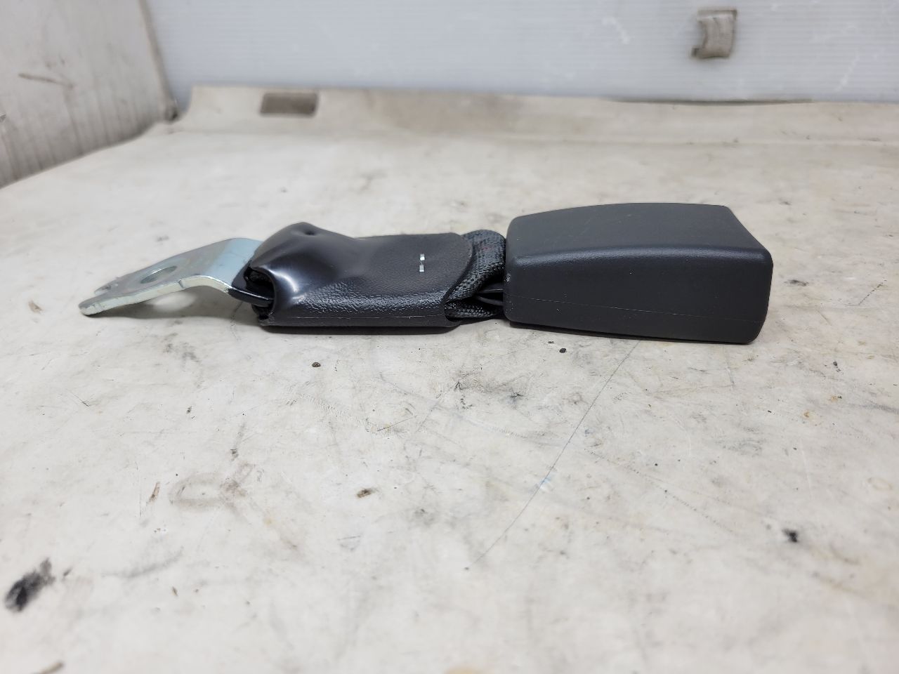 2018 CAMARO REAR SEAT BELT BUCKLE FITS LH OR RH 26963 - image 2