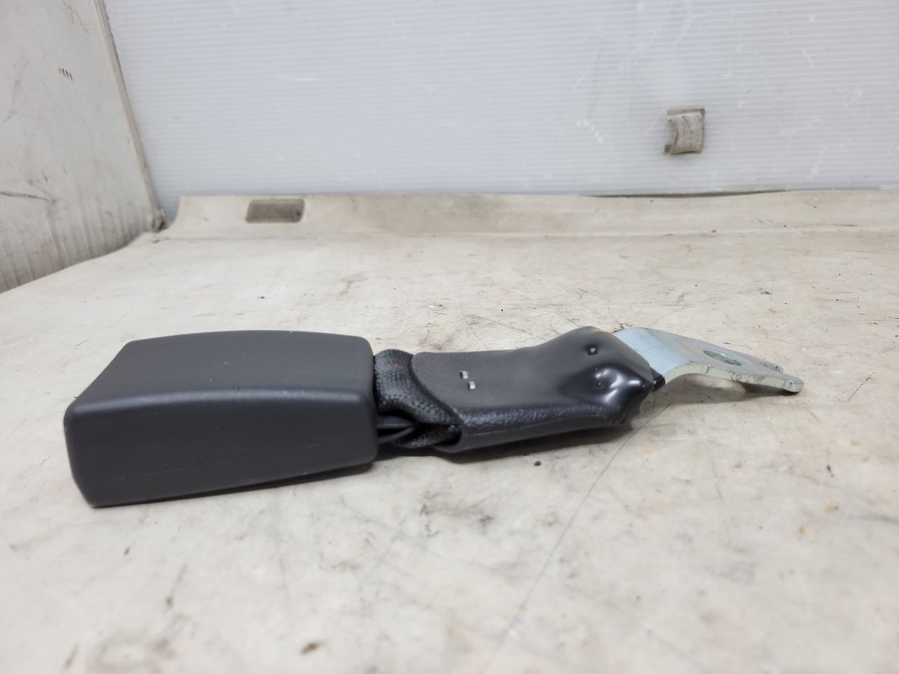 2018 CAMARO REAR SEAT BELT BUCKLE FITS LH OR RH 26963 - image 4