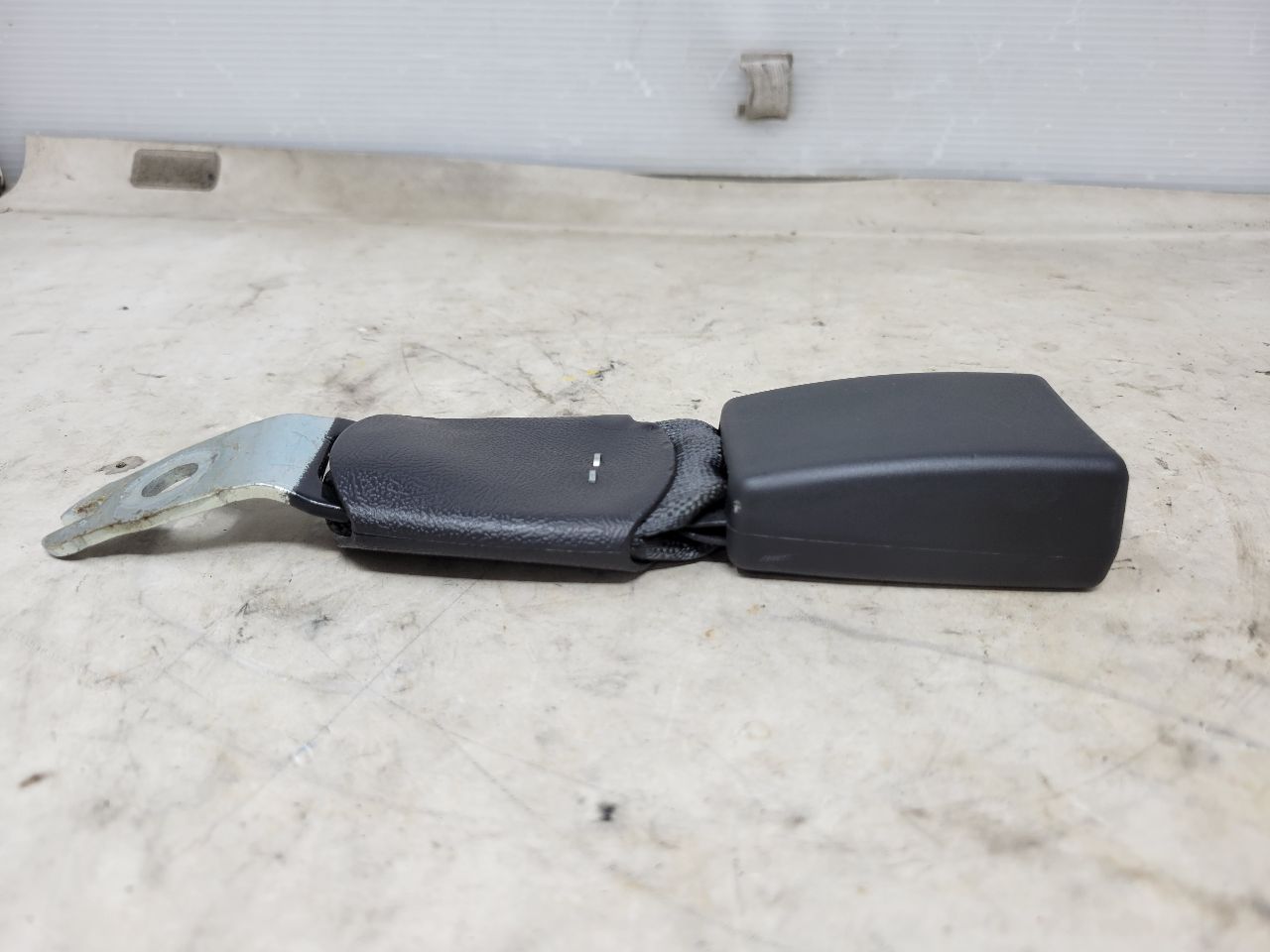 2018 CAMARO REAR SEAT BELT BUCKLE FITS LH OR RH 26964 - image 2