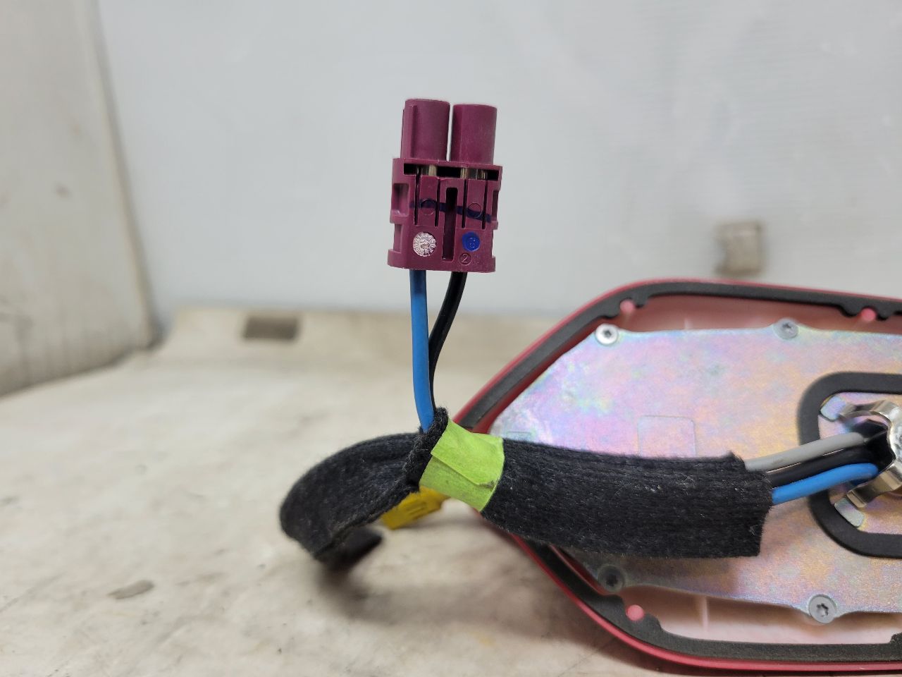 2018 CAMARO SHARK FIN ANTENNA 23269281 RED 26970 - image 9