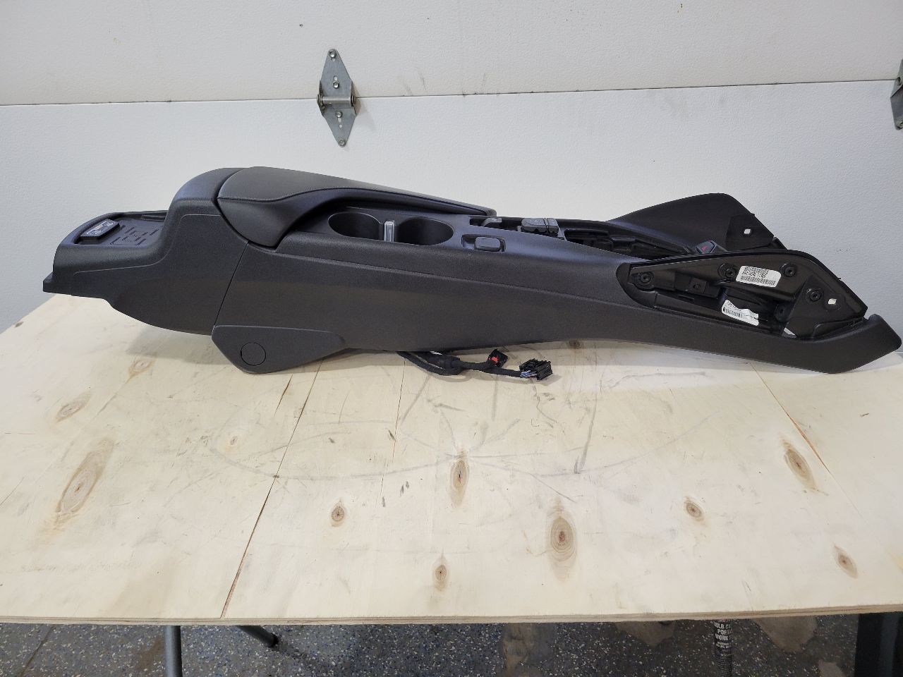 2018 CAMARO 2SS CENTER CONSOLE WIRELESS CHARGER 26977 - image 1