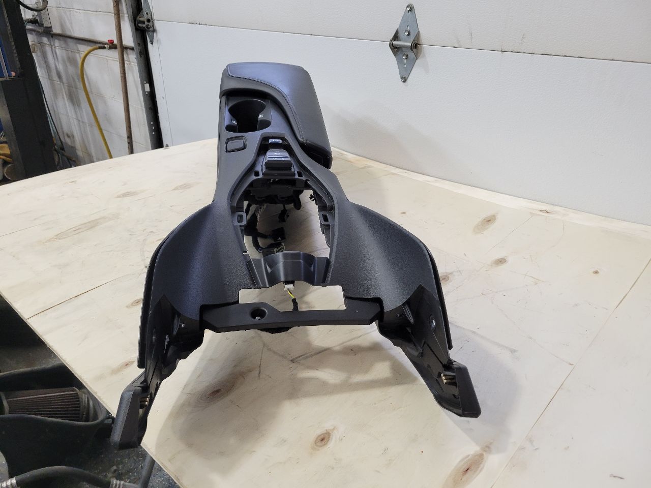 2018 CAMARO 2SS CENTER CONSOLE WIRELESS CHARGER 26977 - image 4