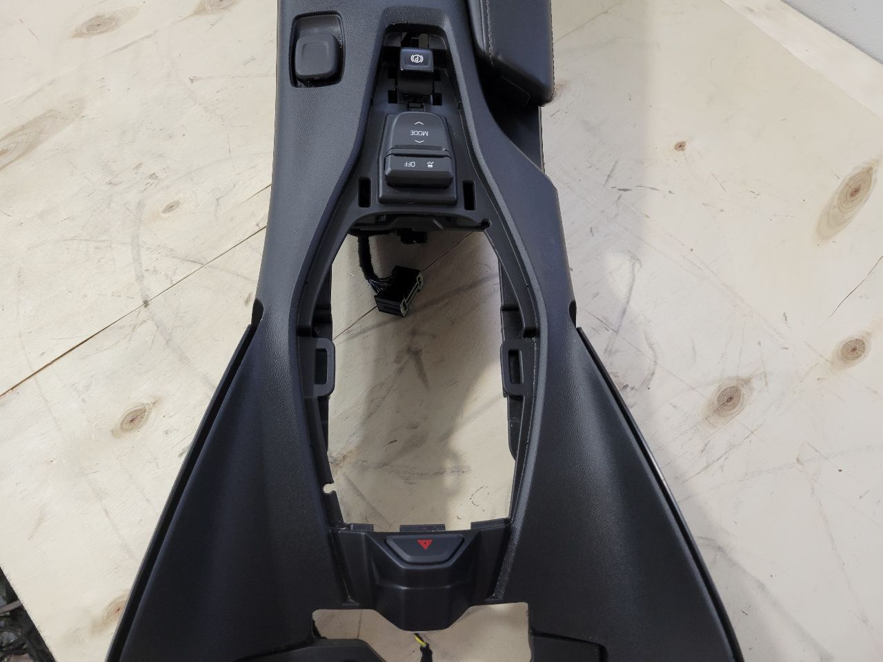 2018 CAMARO 2SS CENTER CONSOLE WIRELESS CHARGER 26977 - image 5