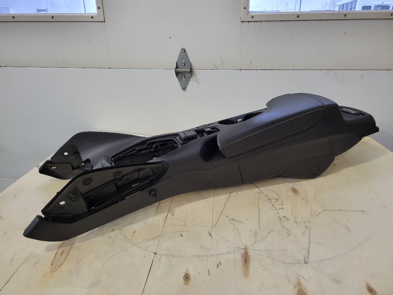 2018 CAMARO 2SS CENTER CONSOLE WIRELESS CHARGER 26977 - image 6