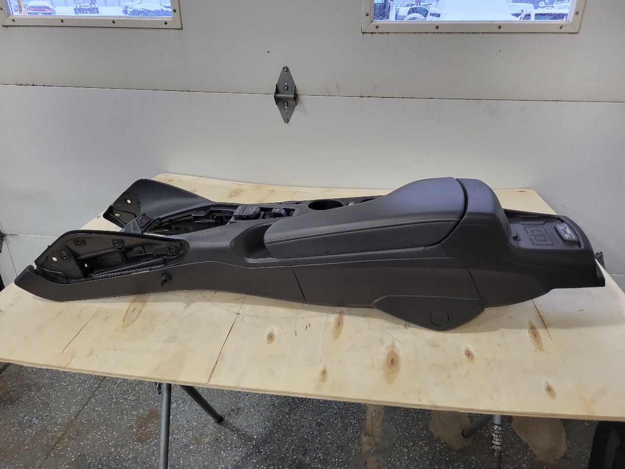 2018 CAMARO 2SS CENTER CONSOLE WIRELESS CHARGER 26977 - image 7