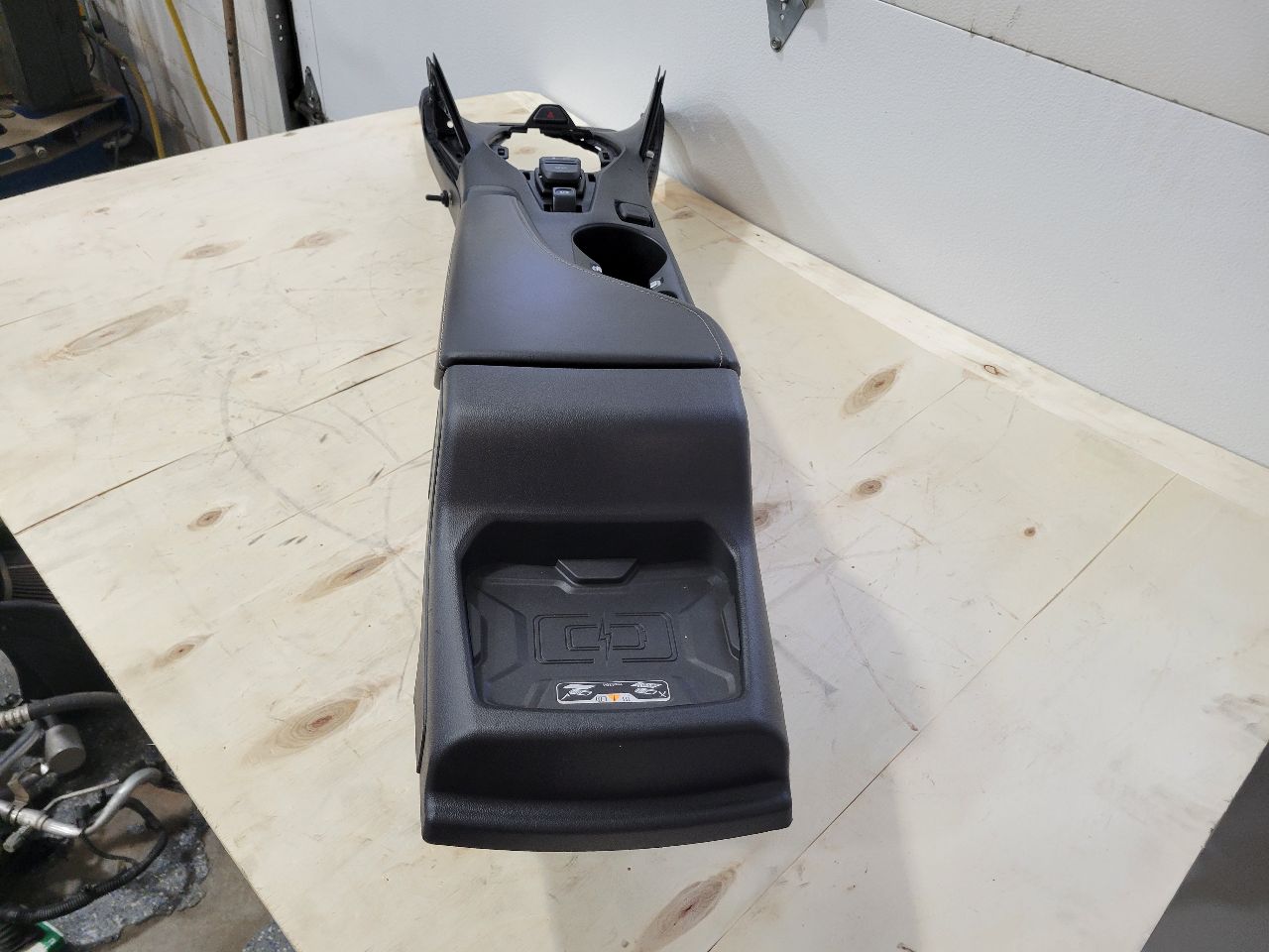 2018 CAMARO 2SS CENTER CONSOLE WIRELESS CHARGER 26977 - image 8