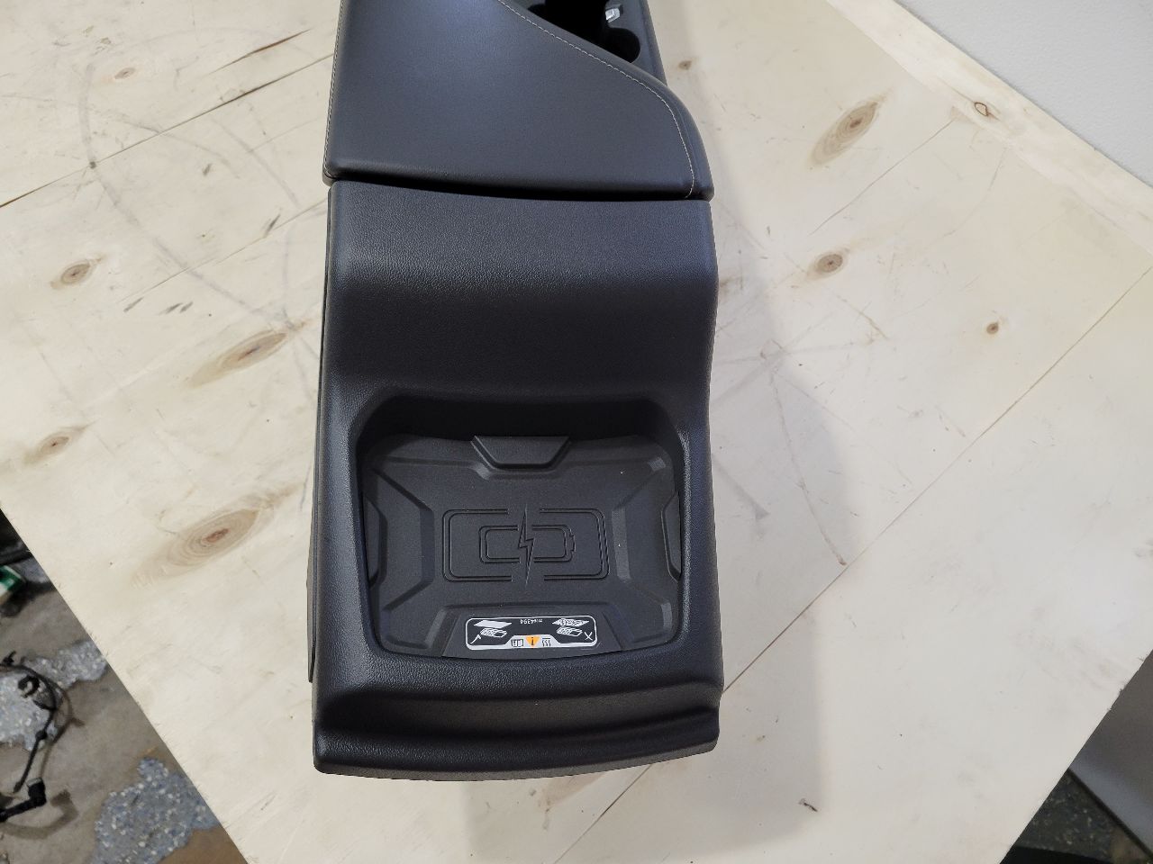 2018 CAMARO 2SS CENTER CONSOLE WIRELESS CHARGER 26977 - image 9