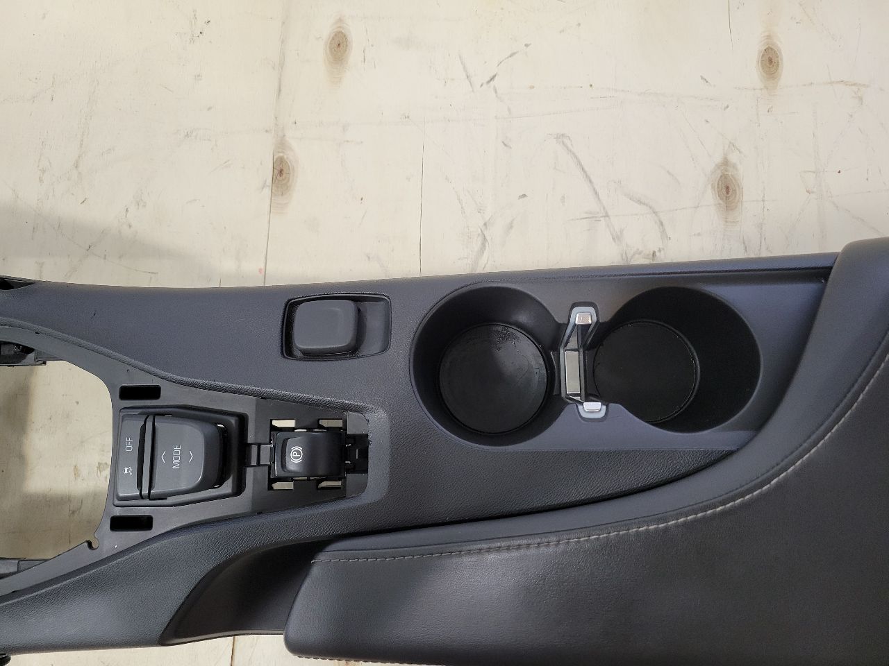 2018 CAMARO 2SS CENTER CONSOLE WIRELESS CHARGER 26977 - image 10