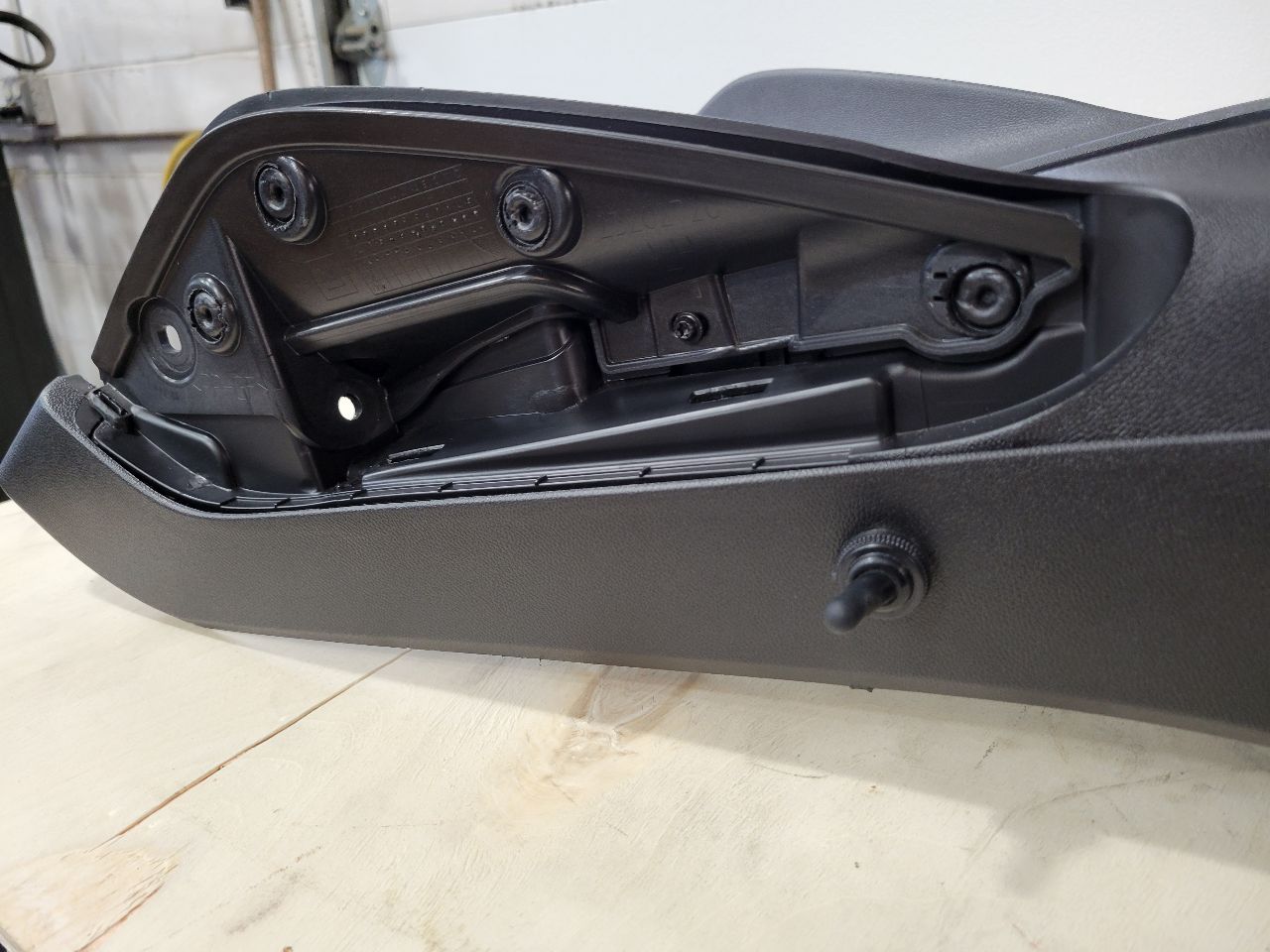2018 CAMARO 2SS CENTER CONSOLE WIRELESS CHARGER 26977 - image 12