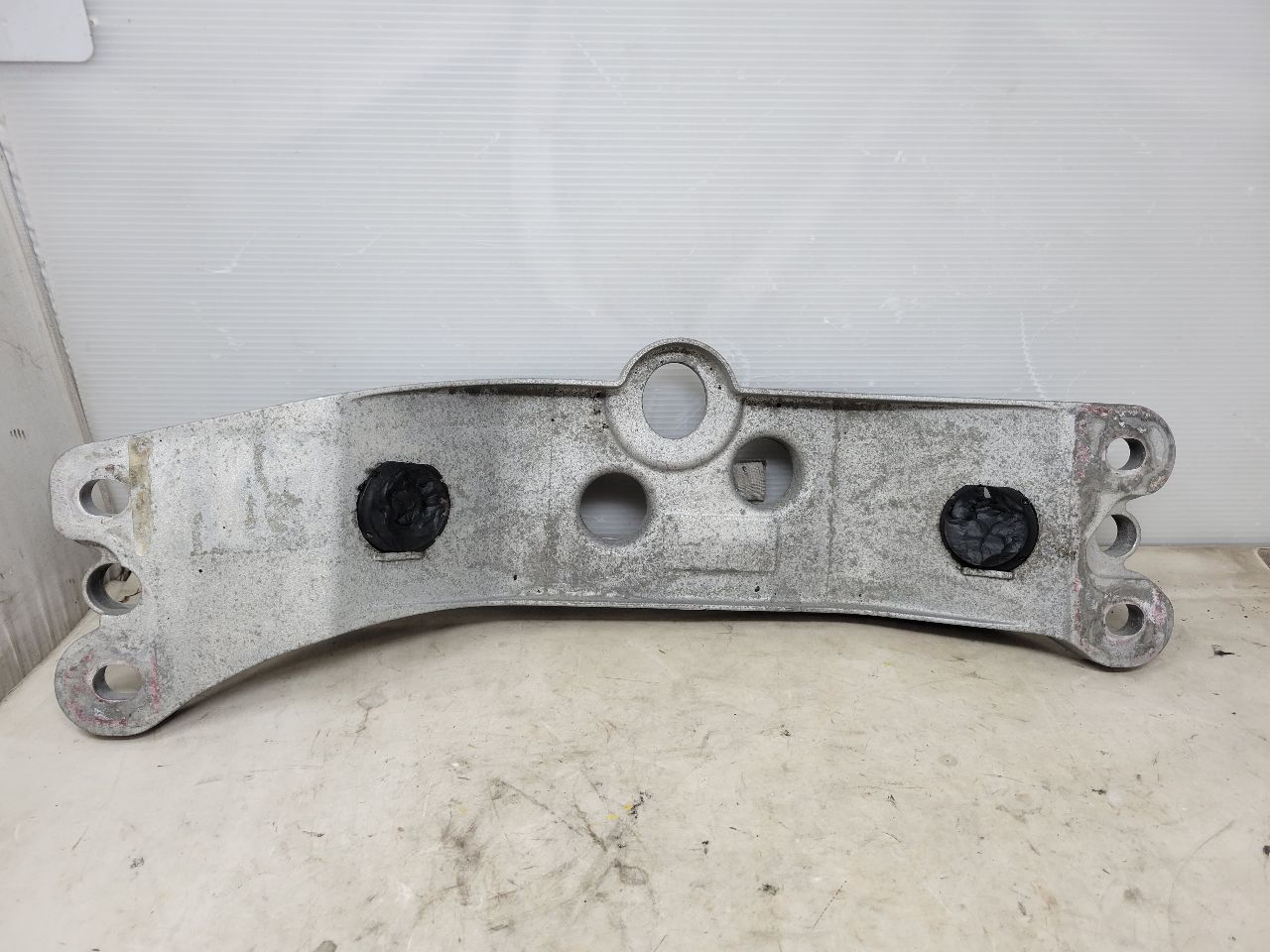 2018 CAMARO SS M6 TR6060 TRANS CROSSMEMBER 26986 - image 1