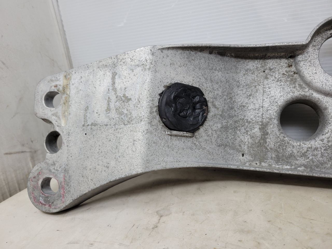 2018 CAMARO SS M6 TR6060 TRANS CROSSMEMBER 26986 - image 2