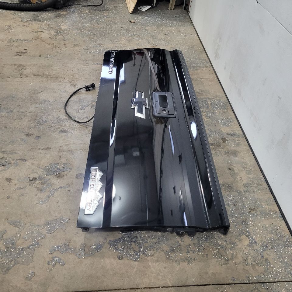 2017 SILVRDO15 TAILGATE BLACK LOWER CORNER DMG 7D2 27102 - image 3