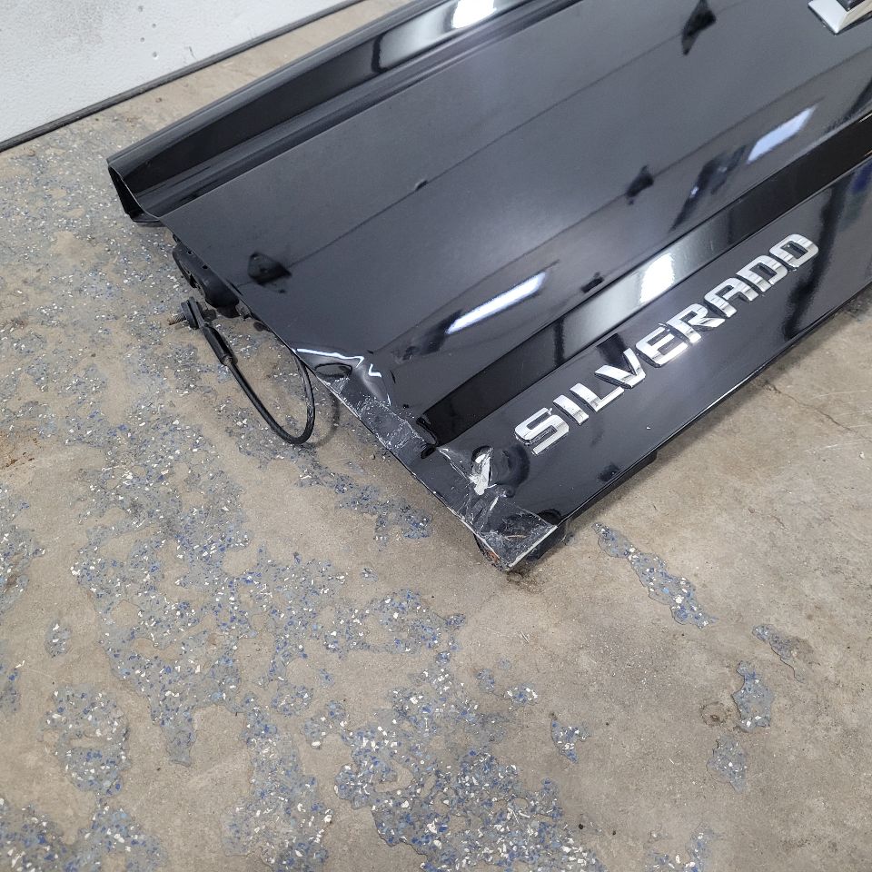 2017 SILVRDO15 TAILGATE BLACK LOWER CORNER DMG 7D2 27102 - image 4