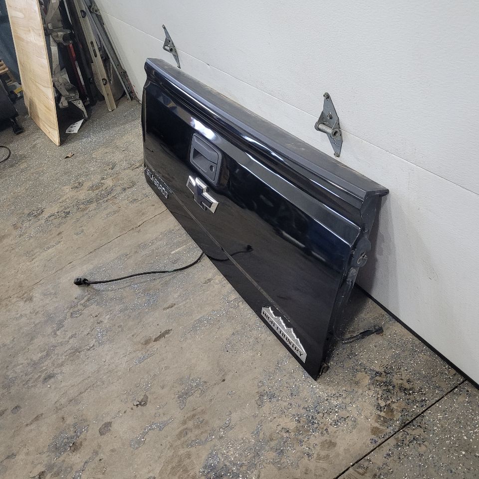 2017 SILVRDO15 TAILGATE BLACK LOWER CORNER DMG 7D2 27102 - image 8
