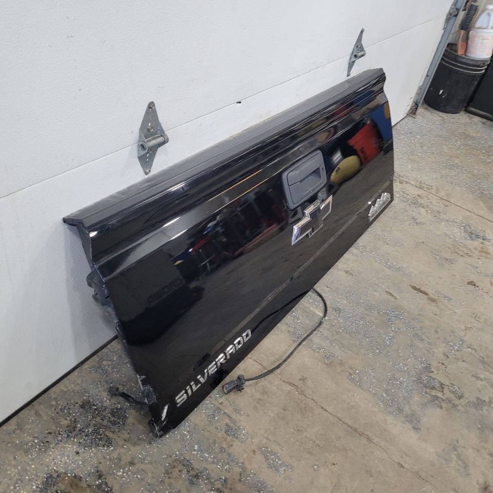 2017 SILVRDO15 TAILGATE BLACK LOWER CORNER DMG 7D2 27102 - image 9