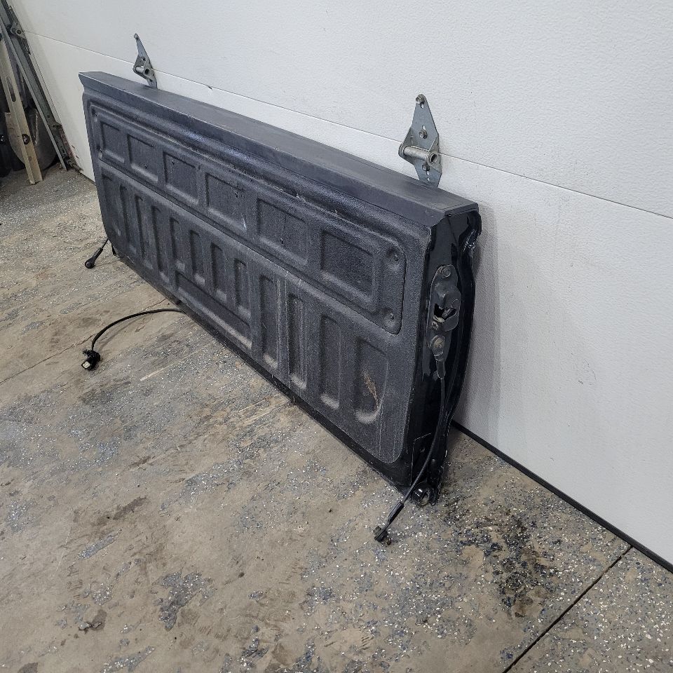 2017 SILVRDO15 TAILGATE BLACK LOWER CORNER DMG 7D2 27102 - image 12