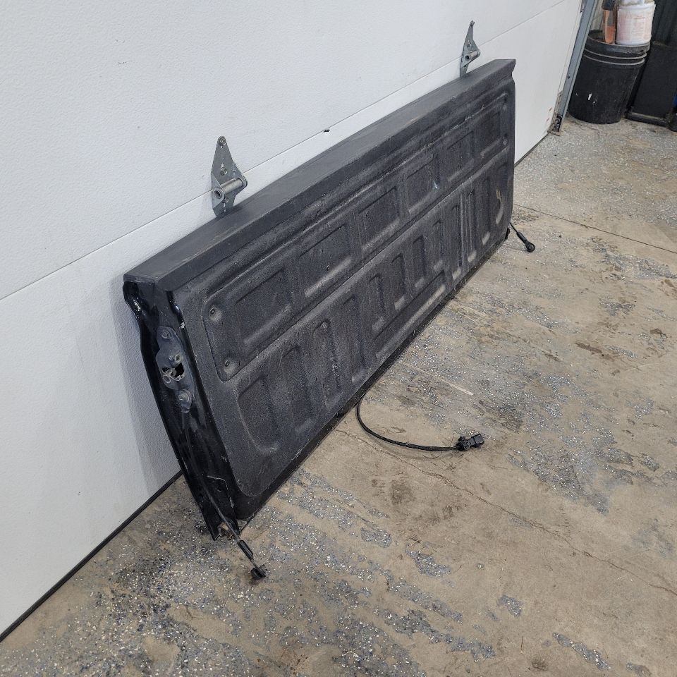 2017 SILVRDO15 TAILGATE BLACK LOWER CORNER DMG 7D2 27102 - image 13