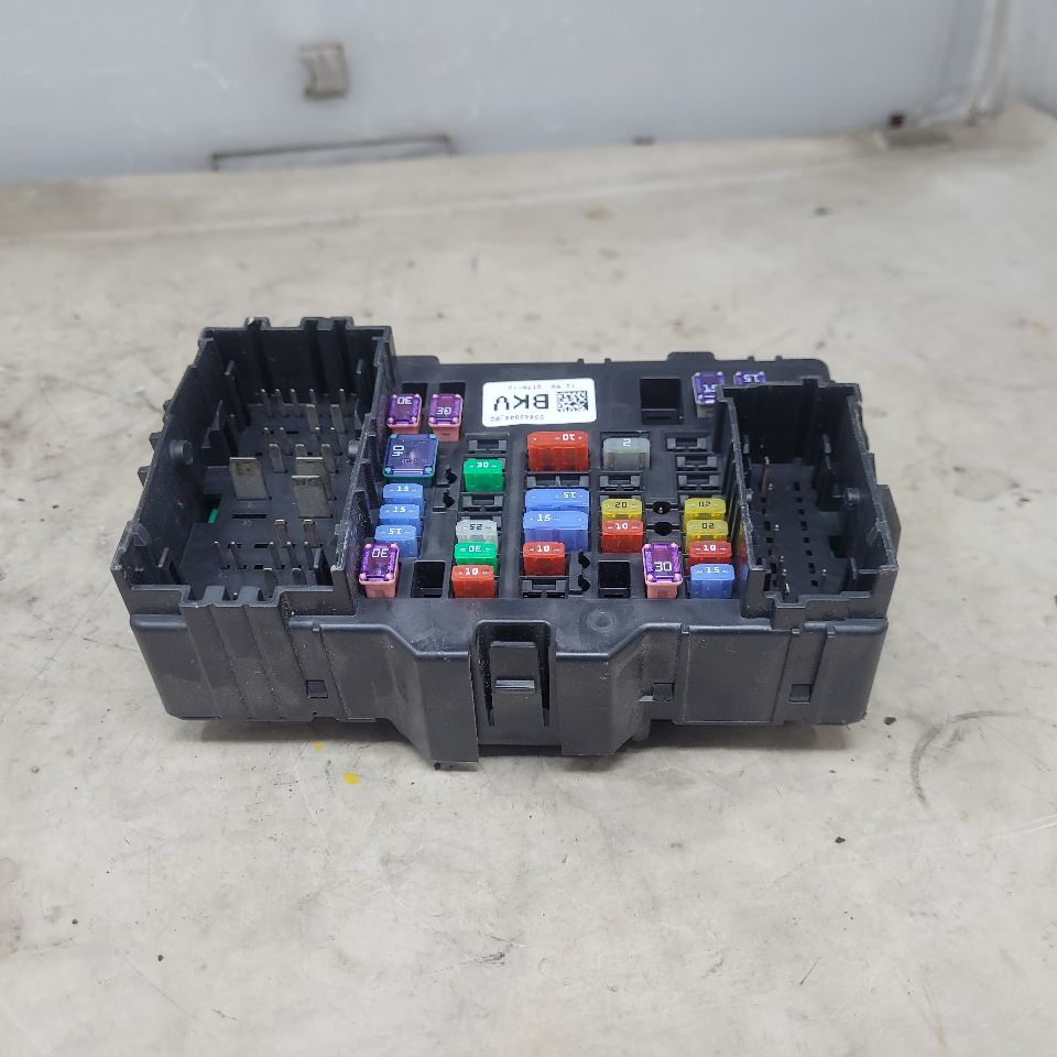2017 SILVRDO15 RH DASH FUSE BOX JUNCTION 23443944 27162 - image 2