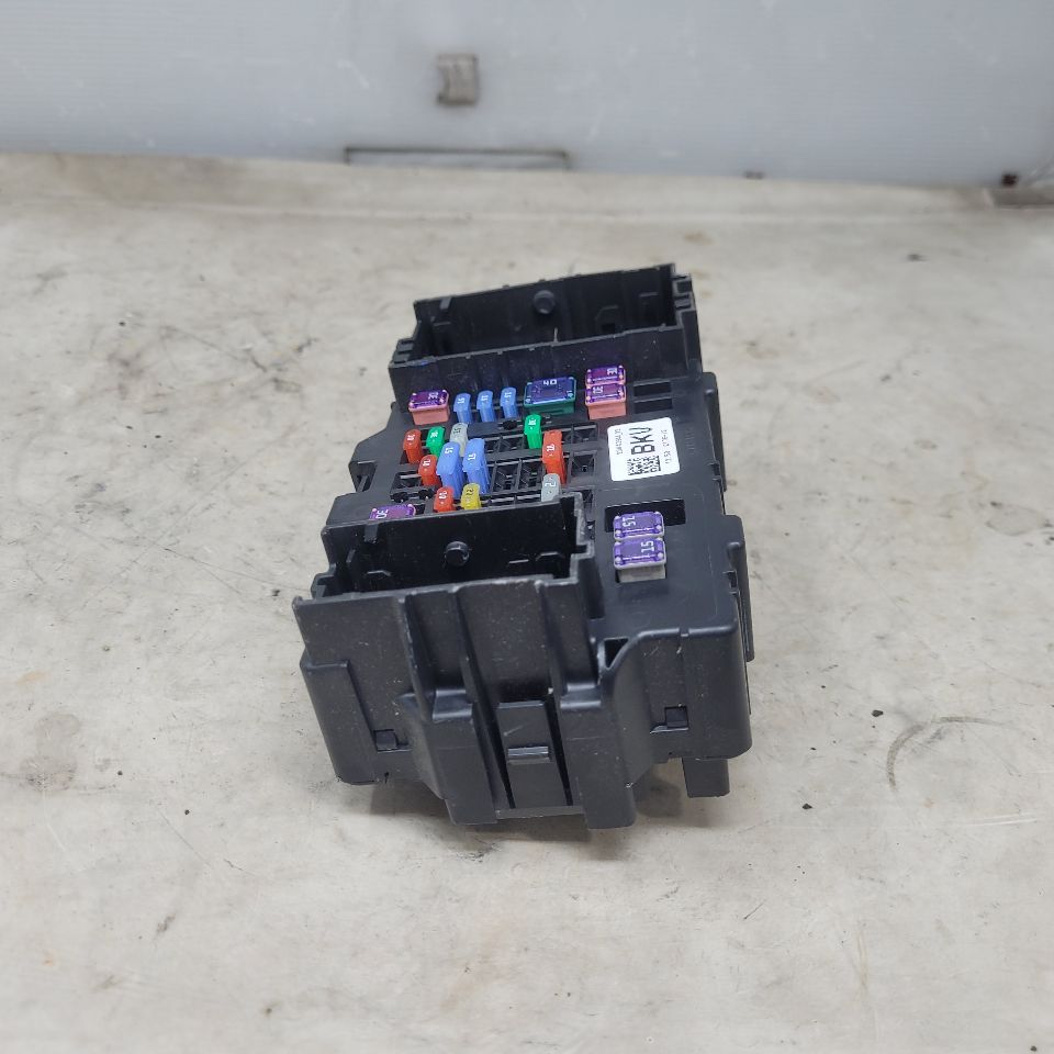 2017 SILVRDO15 RH DASH FUSE BOX JUNCTION 23443944 27162 - image 3