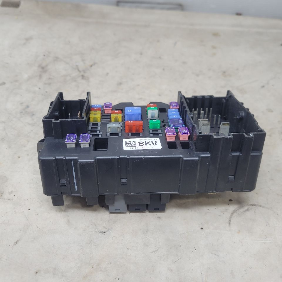 2017 SILVRDO15 RH DASH FUSE BOX JUNCTION 23443944 27162 - image 4