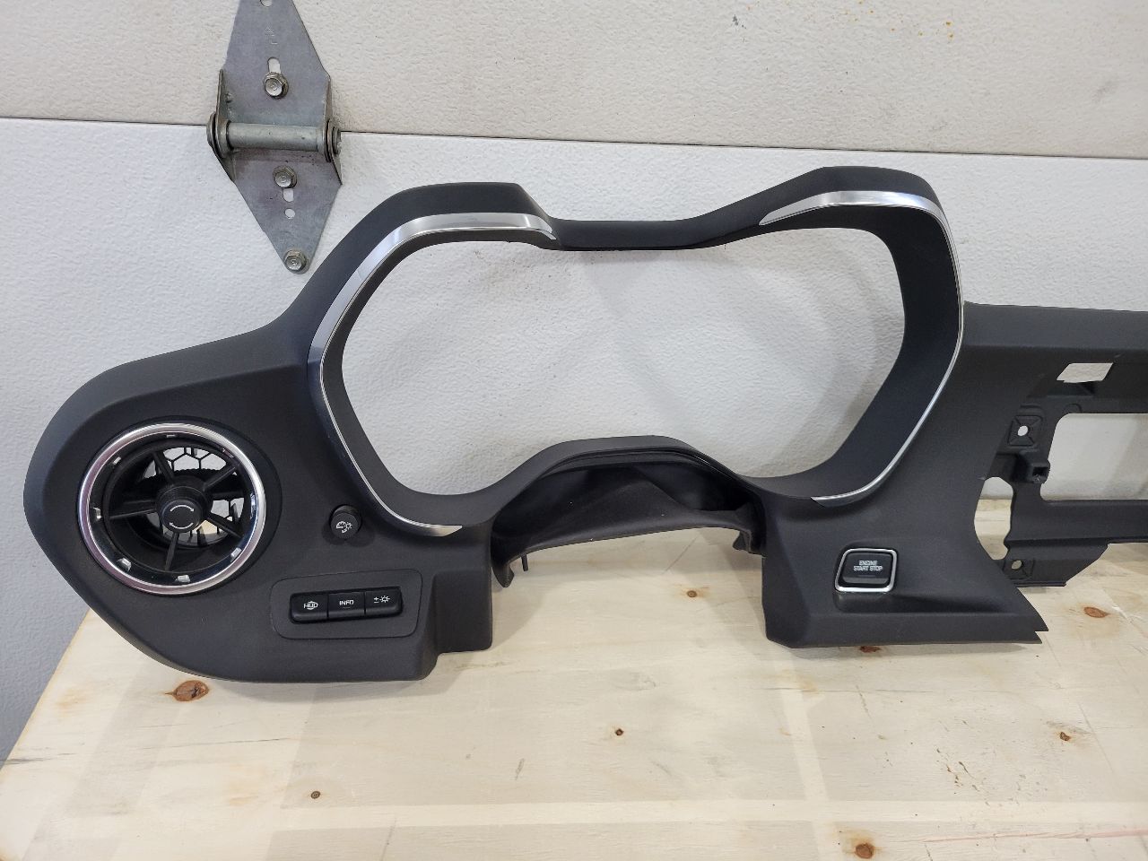 2022 CAMARO DASH BEZEL RADIO SURROUND TRIM 27202 - image 2