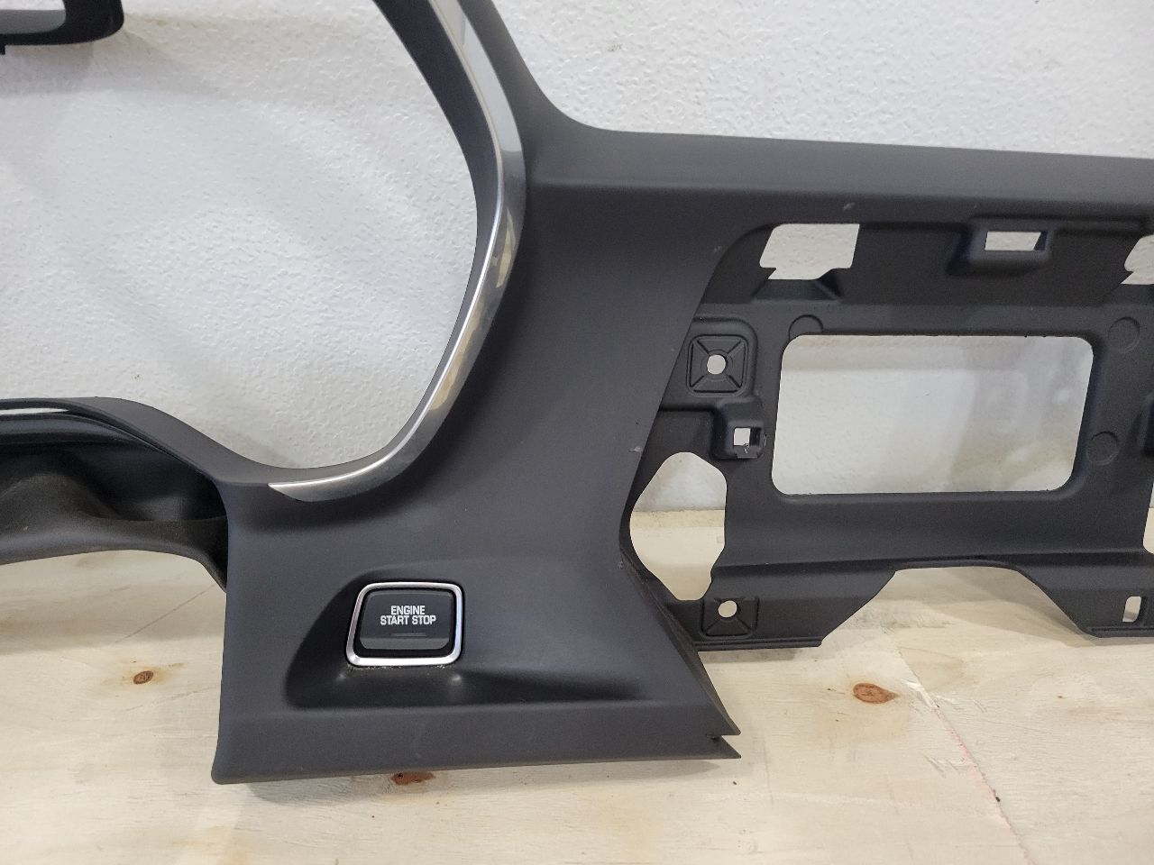 2022 CAMARO DASH BEZEL RADIO SURROUND TRIM 27202 - image 4