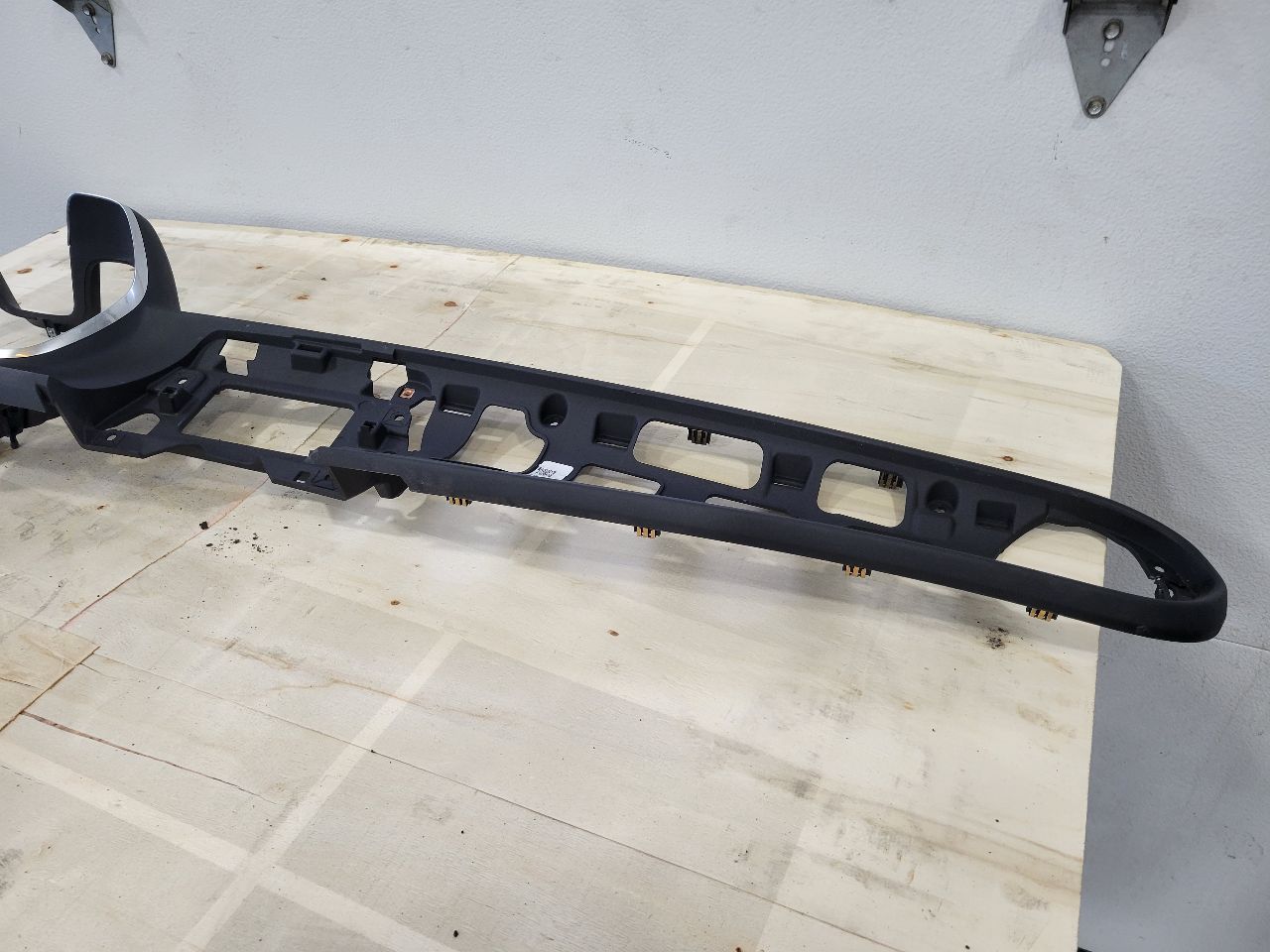 2022 CAMARO DASH BEZEL RADIO SURROUND TRIM 27202 - image 9