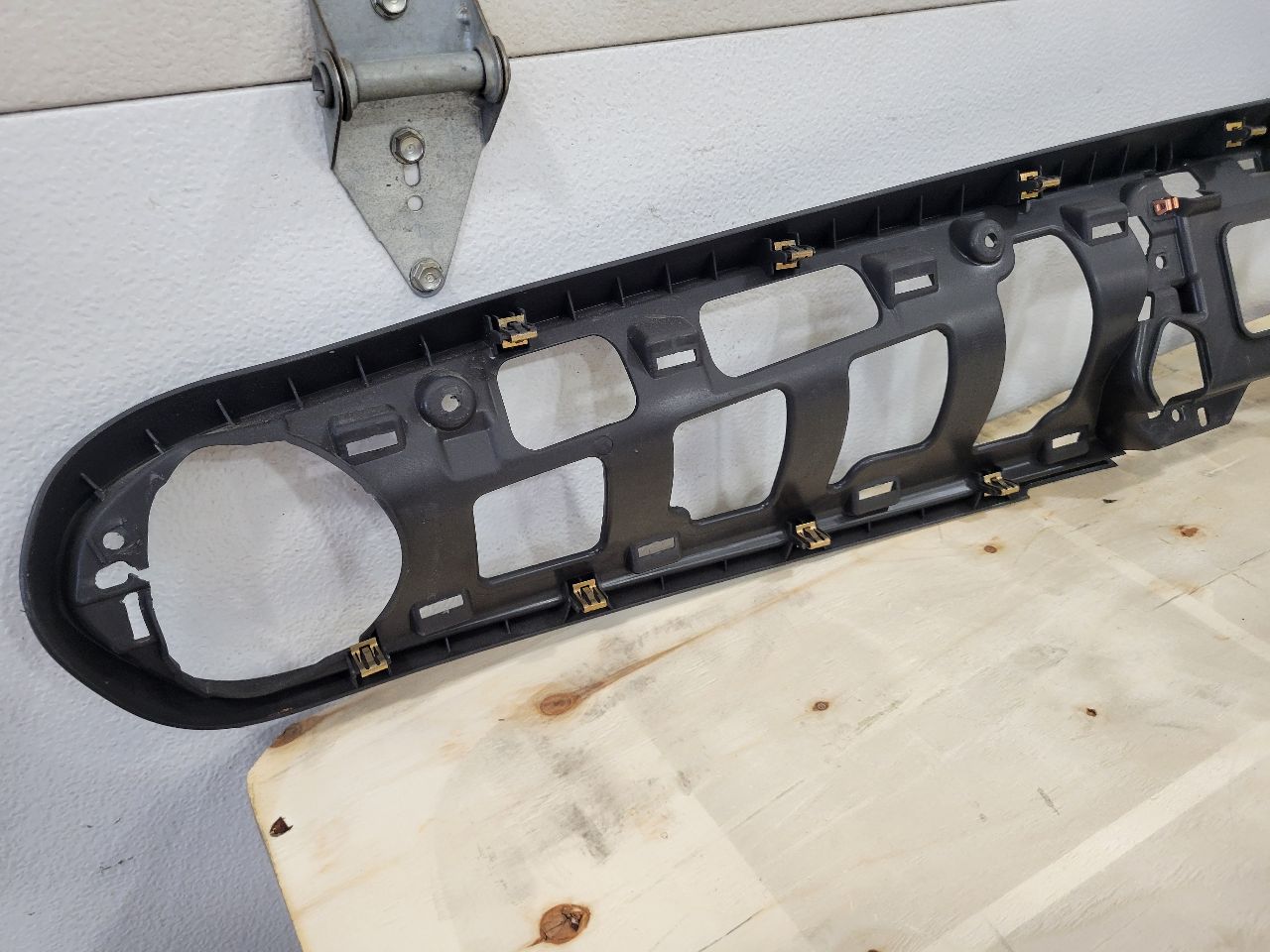 2022 CAMARO DASH BEZEL RADIO SURROUND TRIM 27202 - image 12