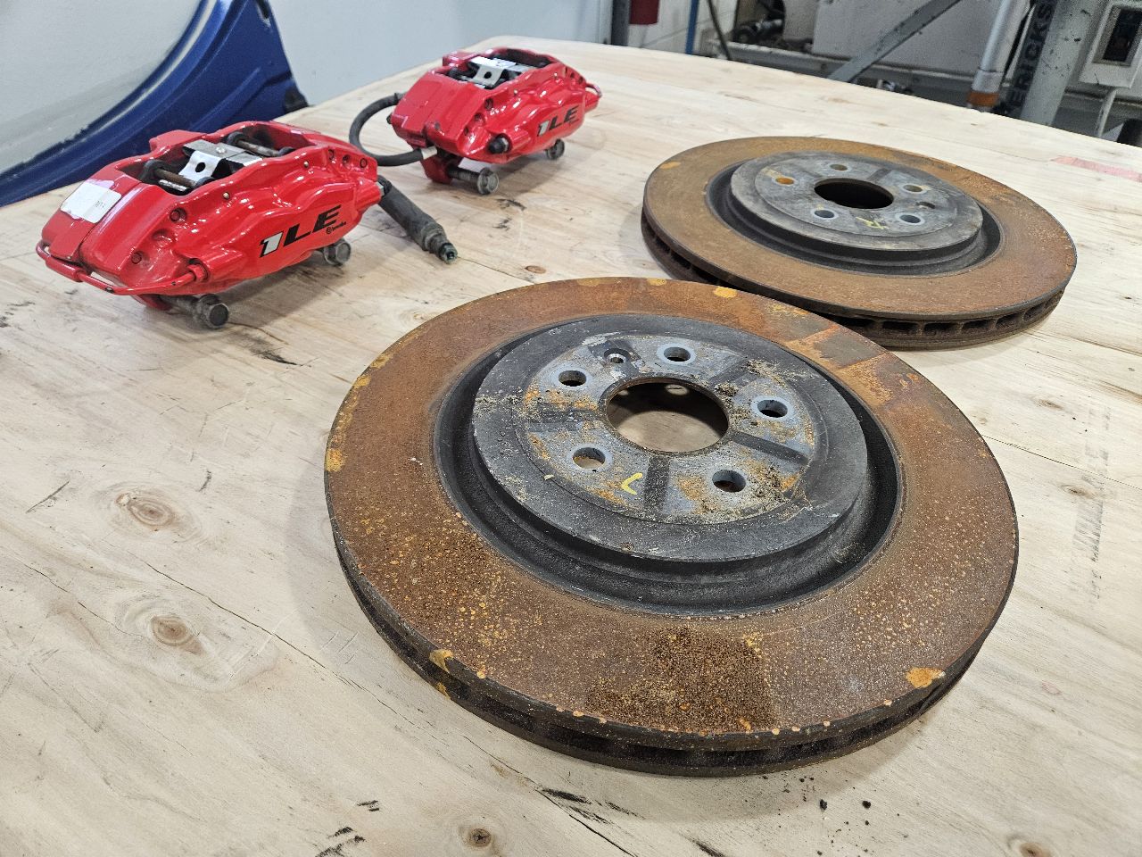 2022 CAMARO REAR 1LE SS BREMBO RED CALIPERS PAIR 27236 - image 1