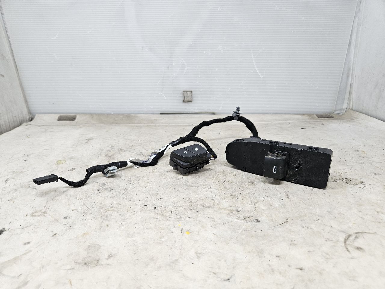 2022 CAMARO RH DOOR PANEL WIRING & SWITCHES 27260 - image 3