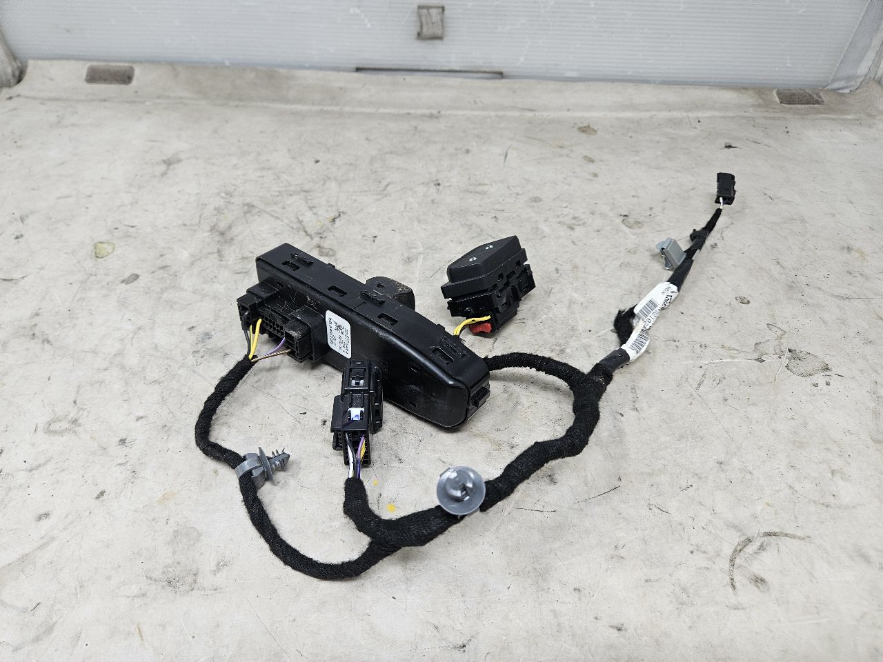 2022 CAMARO RH DOOR PANEL WIRING & SWITCHES 27260 - image 4