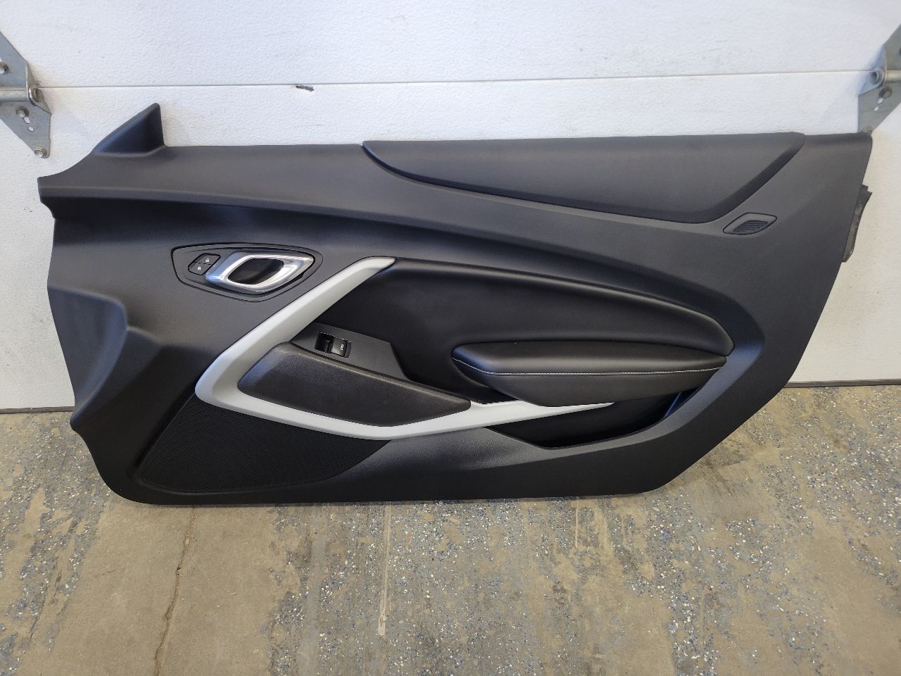 2018 CAMARO RH PASSENGER FRONT DOOR PANEL COUPE 27287 - image 1
