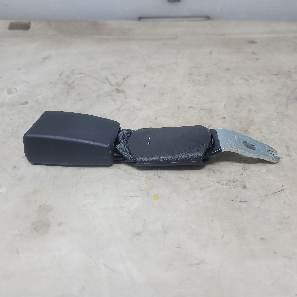 2018 CAMARO REAR SEAT BELT BUCKLE 84002412 27354 - image 2