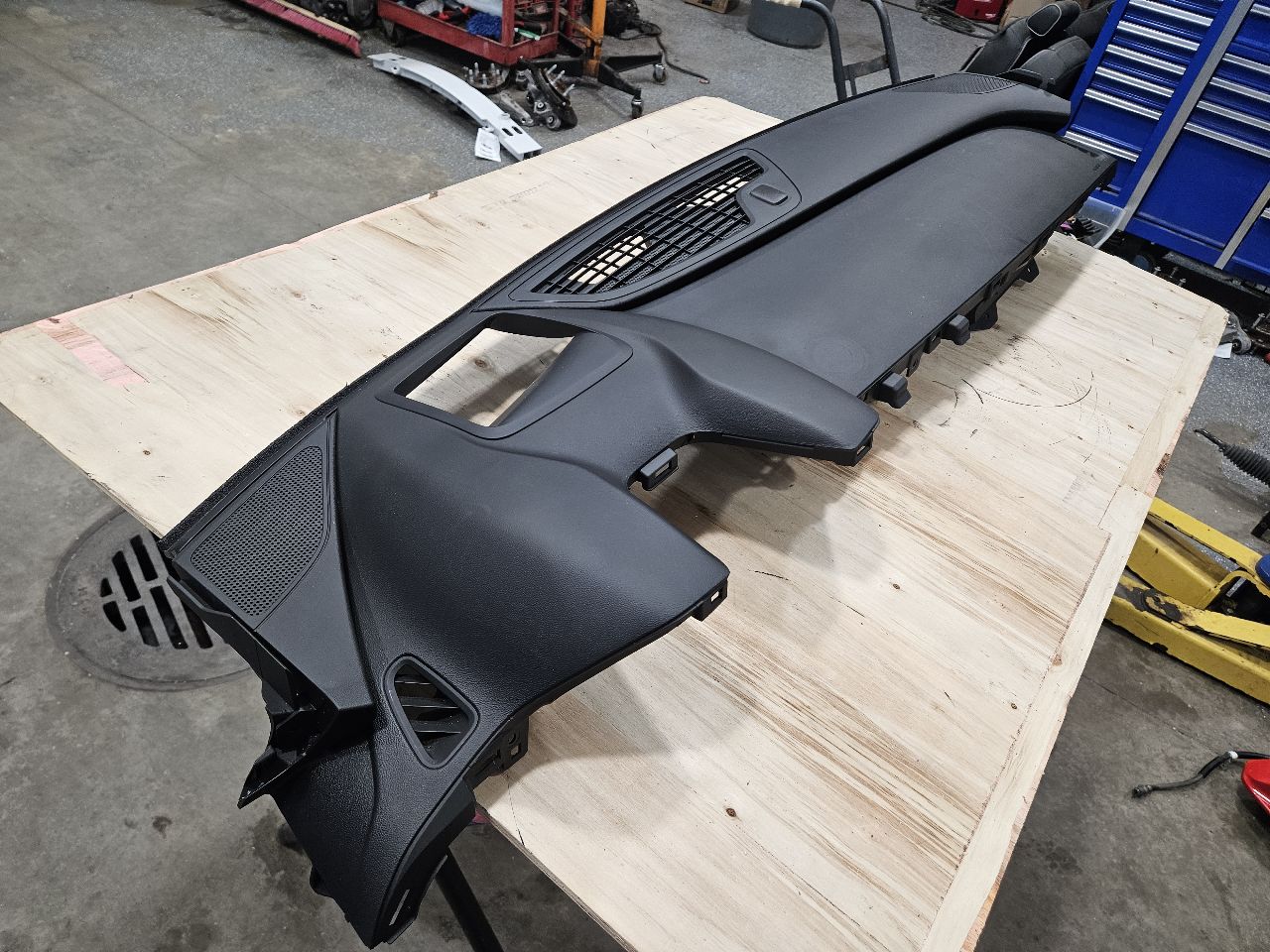 2018 CAMARO UPPER DASH PANEL W/HUD CUTOUT & BAG 27366 - image 3