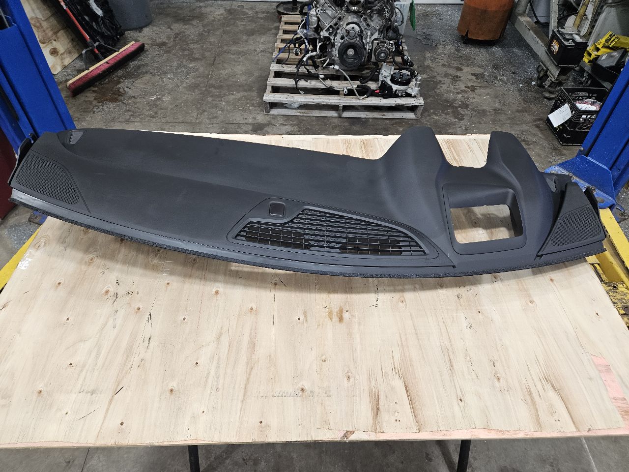 2018 CAMARO UPPER DASH PANEL W/HUD CUTOUT & BAG 27366 - image 8