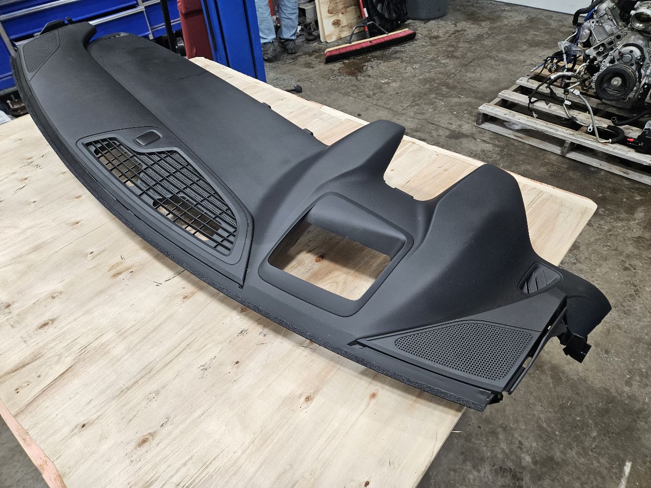 2018 CAMARO UPPER DASH PANEL W/HUD CUTOUT & BAG 27366 - image 9