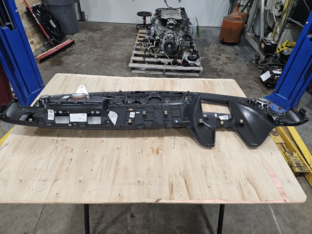 2018 CAMARO UPPER DASH PANEL W/HUD CUTOUT & BAG 27366 - image 11
