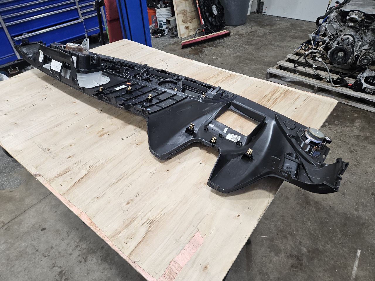 2018 CAMARO UPPER DASH PANEL W/HUD CUTOUT & BAG 27366 - image 13