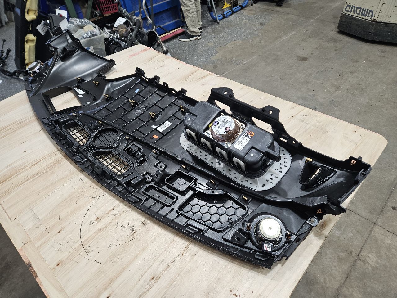 2018 CAMARO UPPER DASH PANEL W/HUD CUTOUT & BAG 27366 - image 16